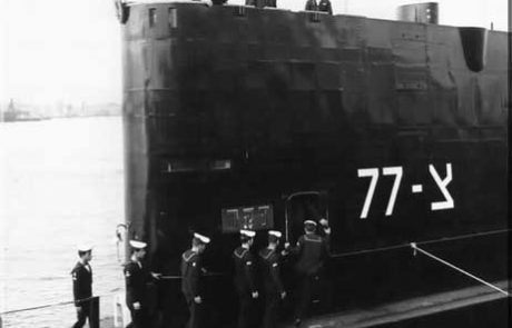 תעוד מסדר היציאה של צוות הצוללת דקר בנמל פורטסמות, אנגליה 9 בינואר 1968.