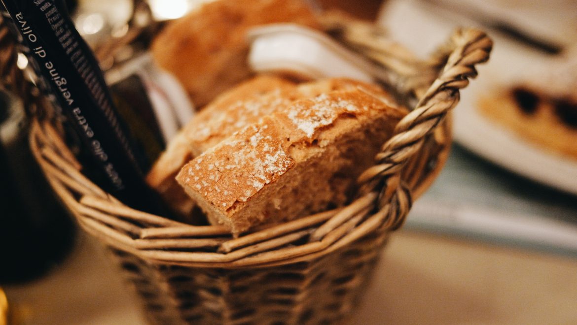 טעם המנהג להניח הלחם על השולחן במהלך סעודת השבת